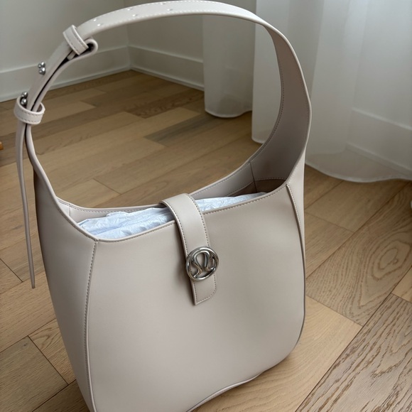 lululemon Leather Alternative Shoulder Bag 8L BRAND NEW, never used! - Picture 2 of 10
